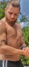 Acompanhante Tony Viking