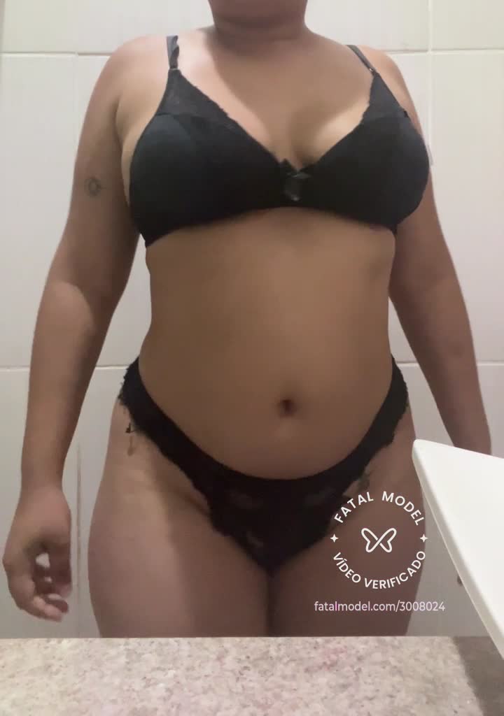 Imagem do vídeo de verificação de Mia Kalifinha