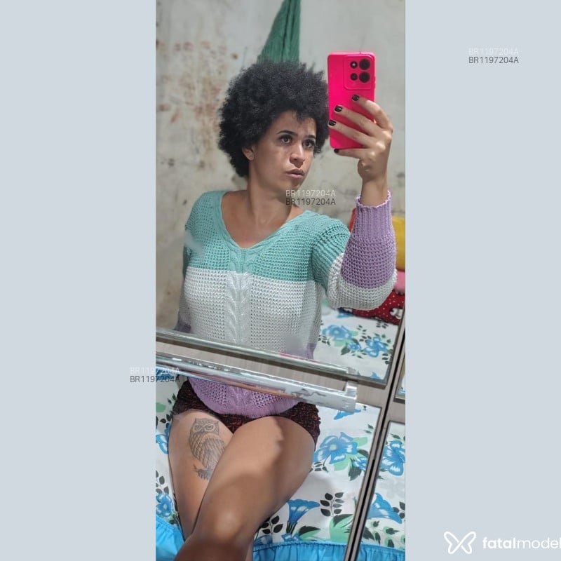 Acompanhante LYSA SWAROVIS - Feed