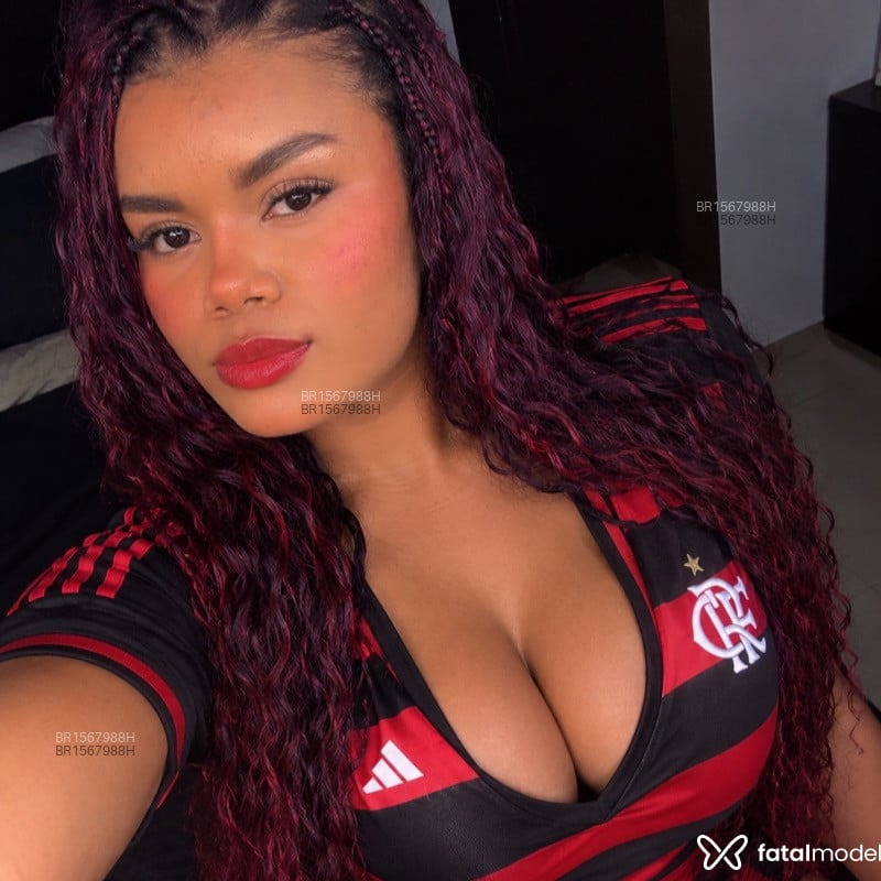 Acompanhante Mia - Feed