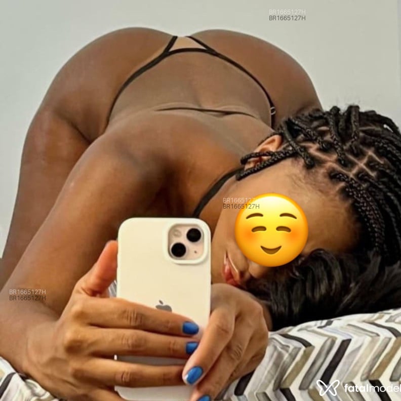 Acompanhante Mia - Feed