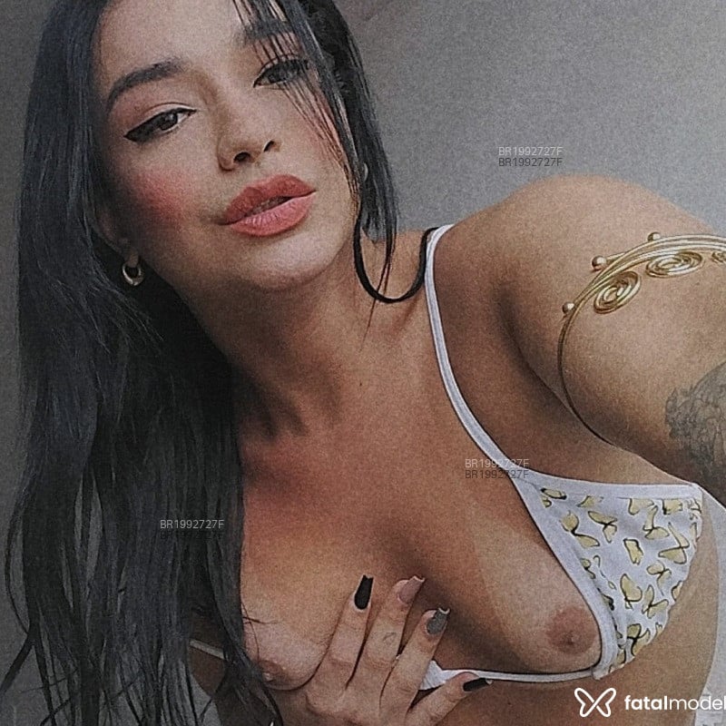 Acompanhante Mia - Feed