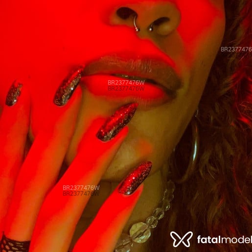 Acompanhante Mia - Feed