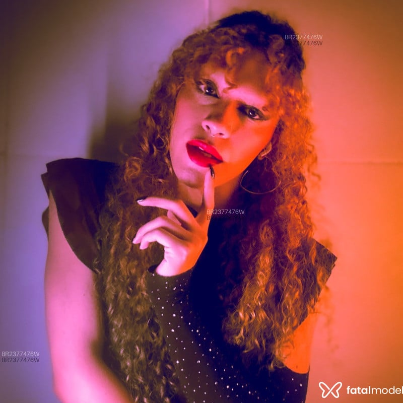 Acompanhante Mia - Feed