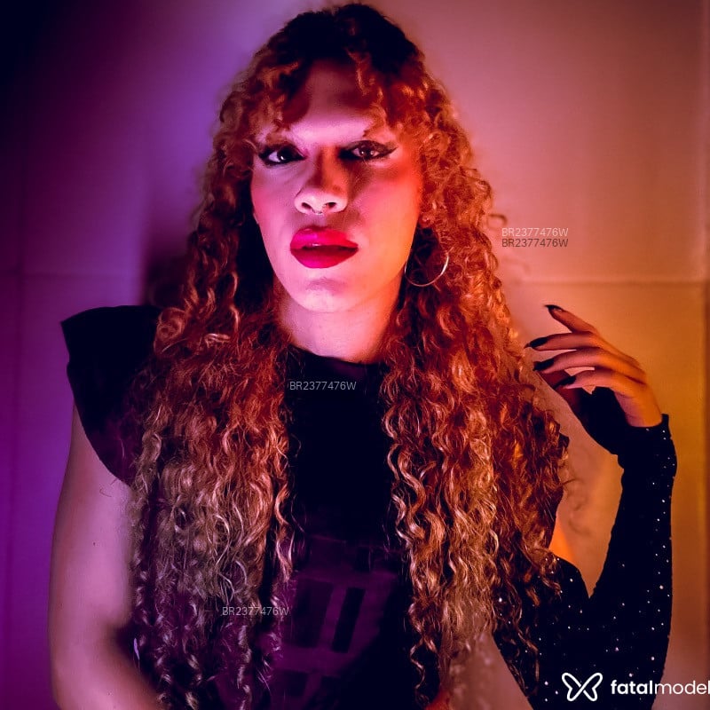 Acompanhante Mia - Feed