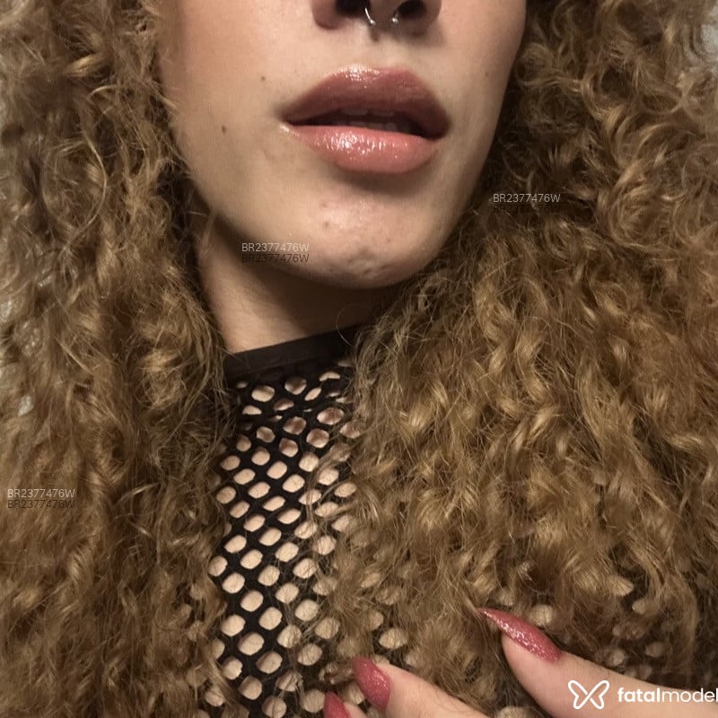 Acompanhante Mia - Feed