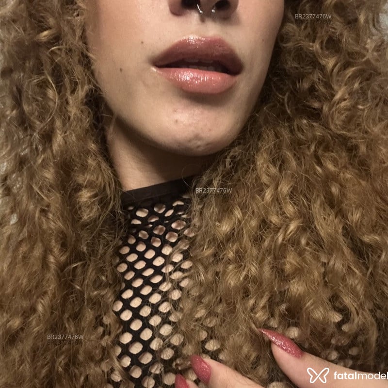 Acompanhante Mia - Feed