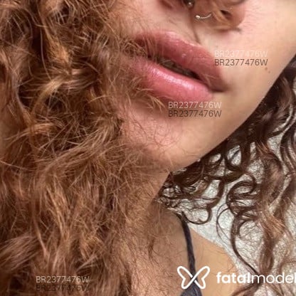Acompanhante Mia - Feed