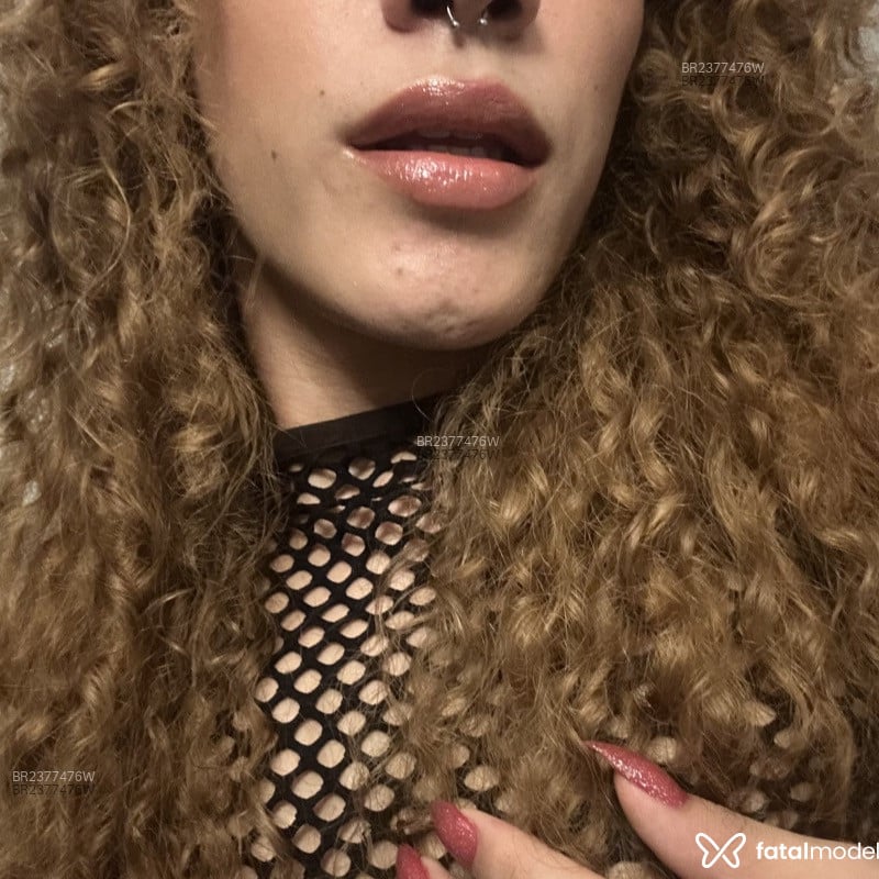 Acompanhante Mia - Feed