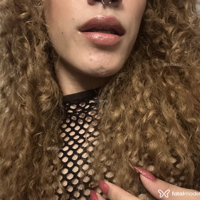 Acompanhante Mia - Feed