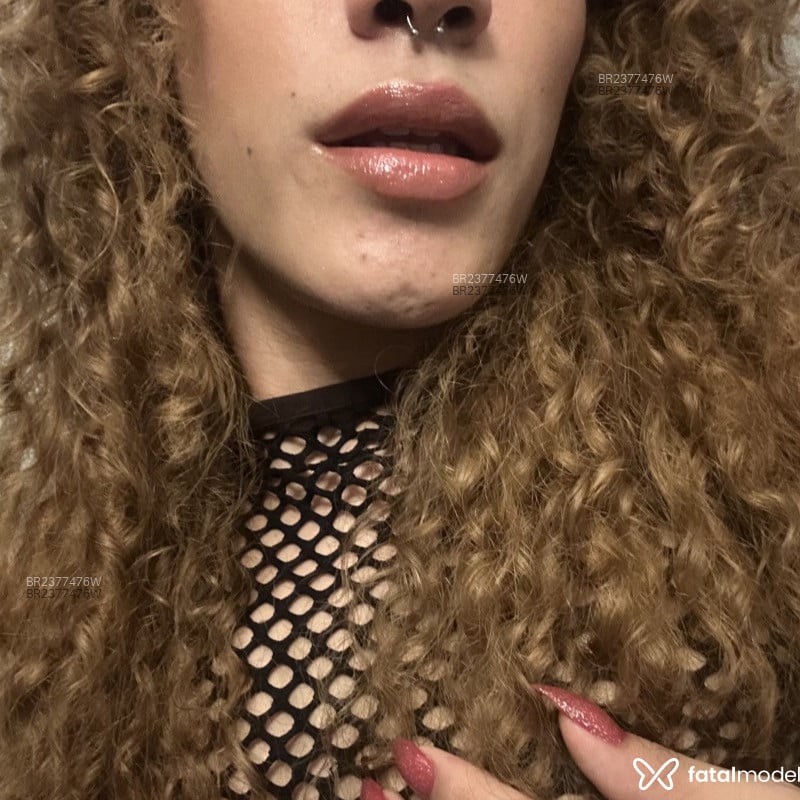 Acompanhante Mia - Feed
