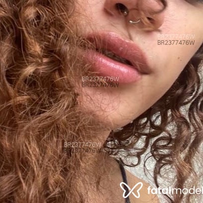 Acompanhante Mia - Feed