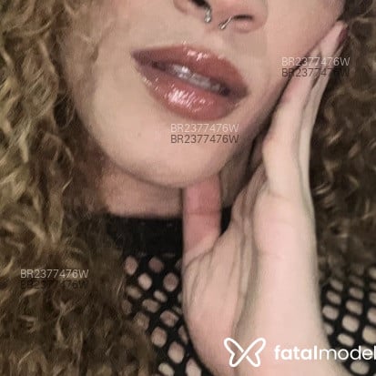 Acompanhante Mia - Feed