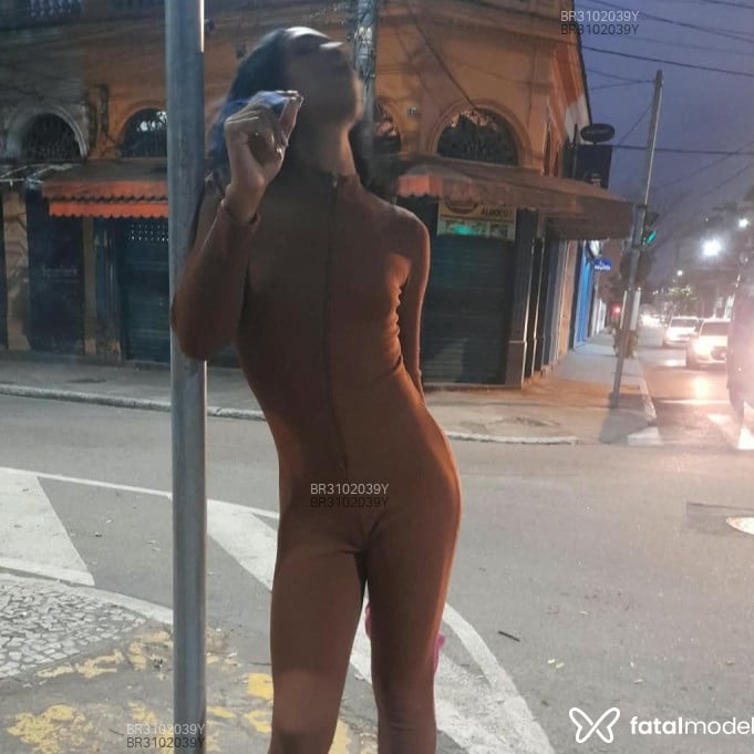Acompanhante Mia - Feed