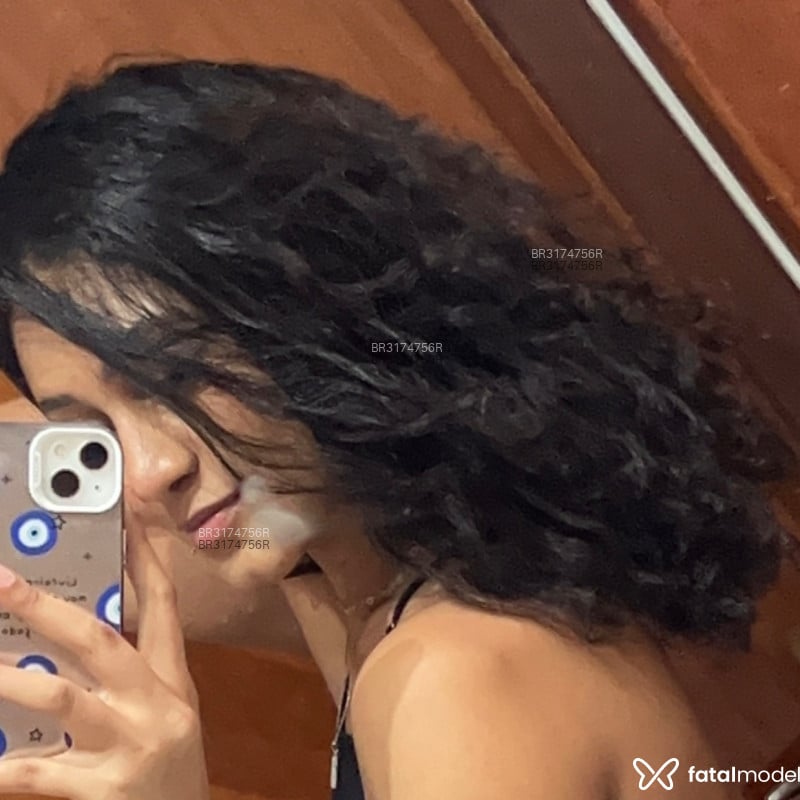 Acompanhante Mia - Feed