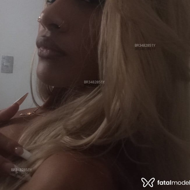 Acompanhante Mia - Feed