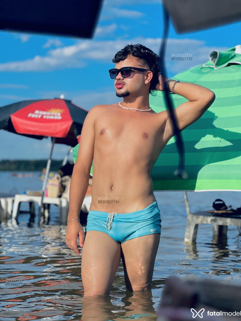 Acompanhante Oliver - Feed