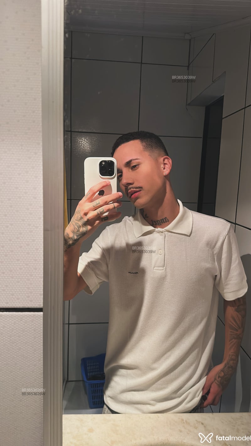 Acompanhante Oliver - Feed