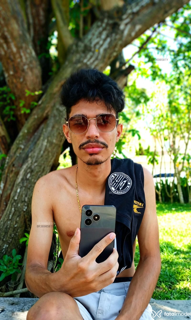 Acompanhante Tharmissonk - Feed
