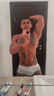 Acompanhante Dennys - Perfil