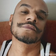 Acompanhante Preto Parrudo - Perfil