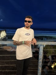 Acompanhante Teddy - Perfil