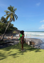Acompanhante Preta - Perfil