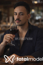 Acompanhante Theo Navarro - Perfil
