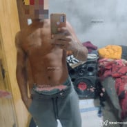 Acompanhante Negooh Posturado - Perfil
