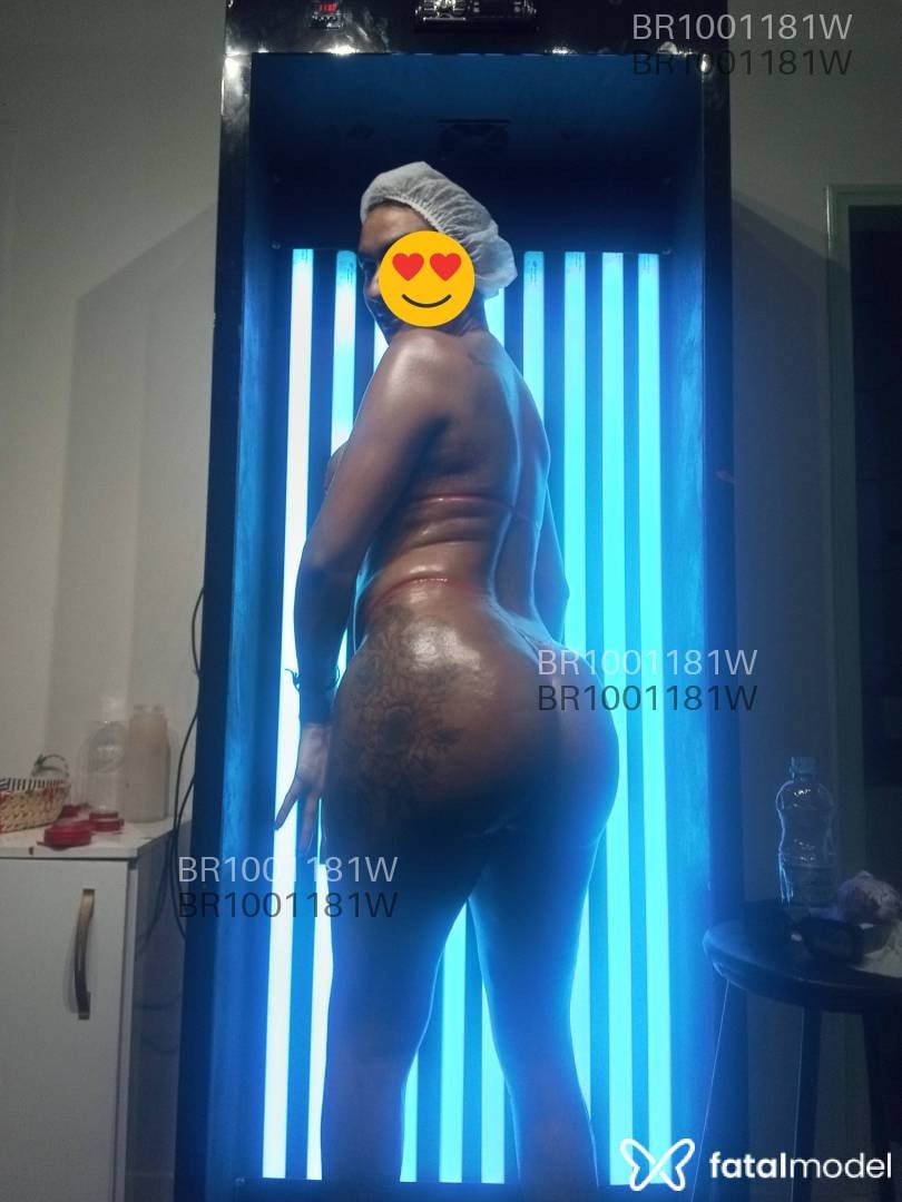 Acompanhante travesti com cabelo castanho de olhos castanhos - Yénnéfer Rodrigués