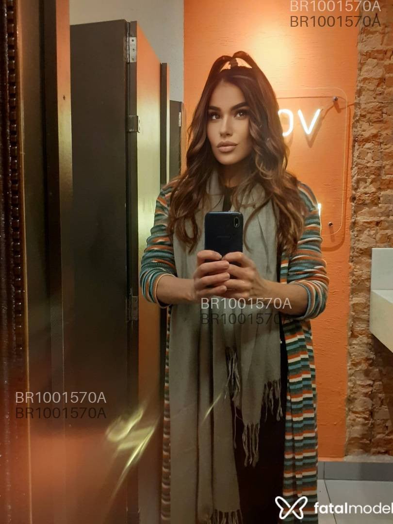 Acompanhante mulher com cabelo colorido de olhos castanhos - Lari Amorzinho Acompanhante mulher com cabelo colorido de olhos castanhos - Lari Amorzinho