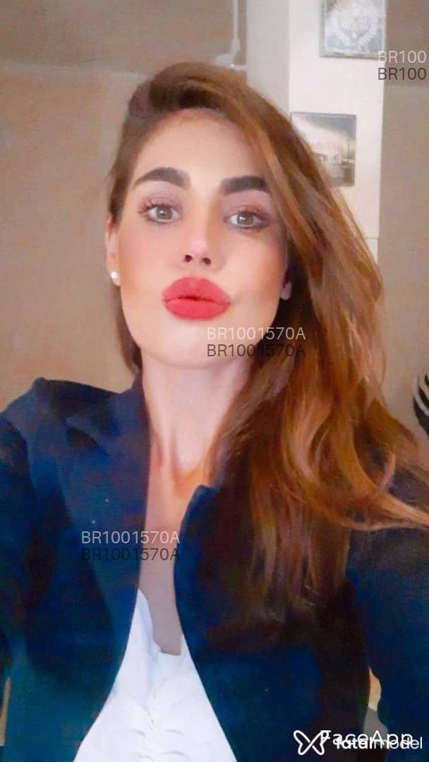 Acompanhante mulher com cabelo colorido de olhos castanhos - Lari Amorzinho Acompanhante mulher com cabelo colorido de olhos castanhos - Lari Amorzinho