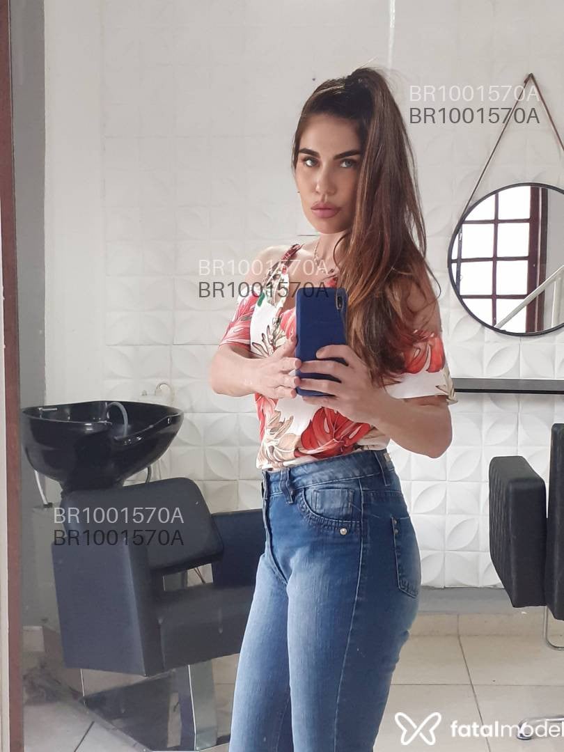 Acompanhante mulher com cabelo colorido de olhos castanhos - Lari Amorzinho Acompanhante mulher com cabelo colorido de olhos castanhos - Lari Amorzinho