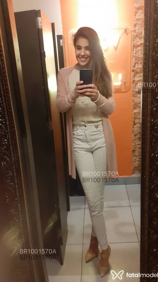 Acompanhante mulher com cabelo colorido de olhos castanhos - Lari Amorzinho Acompanhante mulher com cabelo colorido de olhos castanhos - Lari Amorzinho