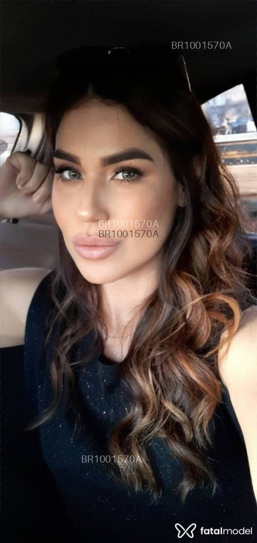 Acompanhante mulher com cabelo colorido de olhos castanhos - Lari Amorzinho Acompanhante mulher com cabelo colorido de olhos castanhos - Lari Amorzinho