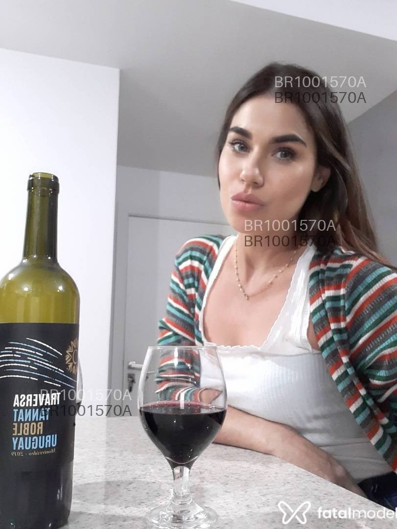 Acompanhante mulher com cabelo colorido de olhos castanhos - Lari Amorzinho Acompanhante mulher com cabelo colorido de olhos castanhos - Lari Amorzinho