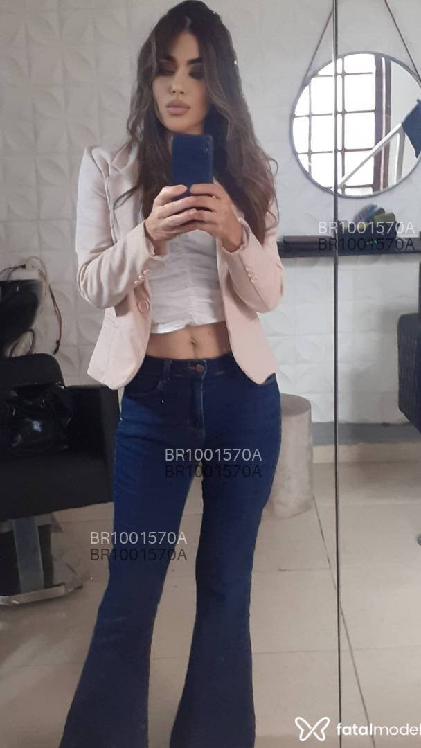 Acompanhante mulher com cabelo colorido de olhos castanhos - Lari Amorzinho Acompanhante mulher com cabelo colorido de olhos castanhos - Lari Amorzinho