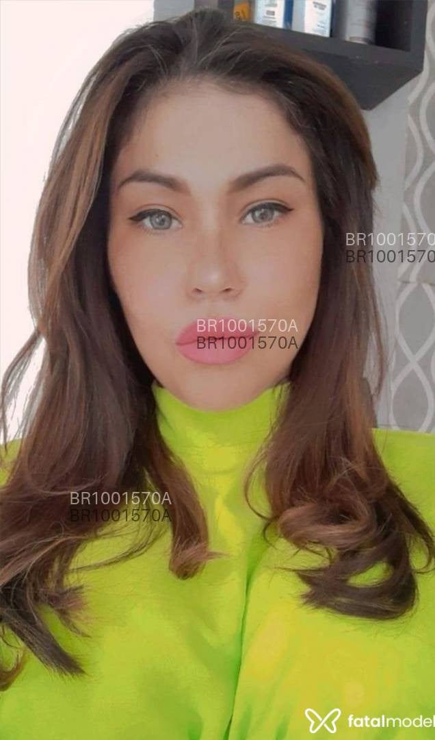 Acompanhante mulher com cabelo colorido de olhos castanhos - Lari Amorzinho Acompanhante mulher com cabelo colorido de olhos castanhos - Lari Amorzinho