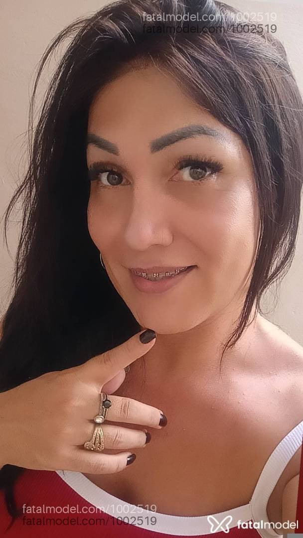 Acompanhante mulher trans morena (o) de olhos pretos - Hellen Castro