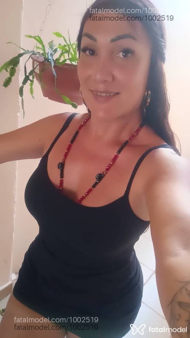 Acompanhante mulher trans morena (o) de olhos pretos - Hellen Castro
