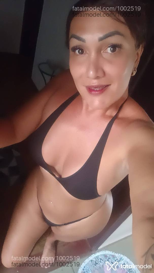 Acompanhante mulher trans morena (o) de olhos pretos - Hellen Castro