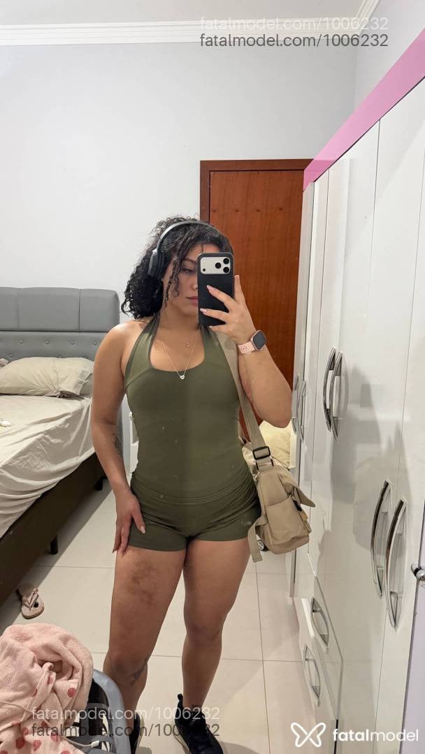Acompanhante mulher loira (o) de olhos verdes - Cachinhoss