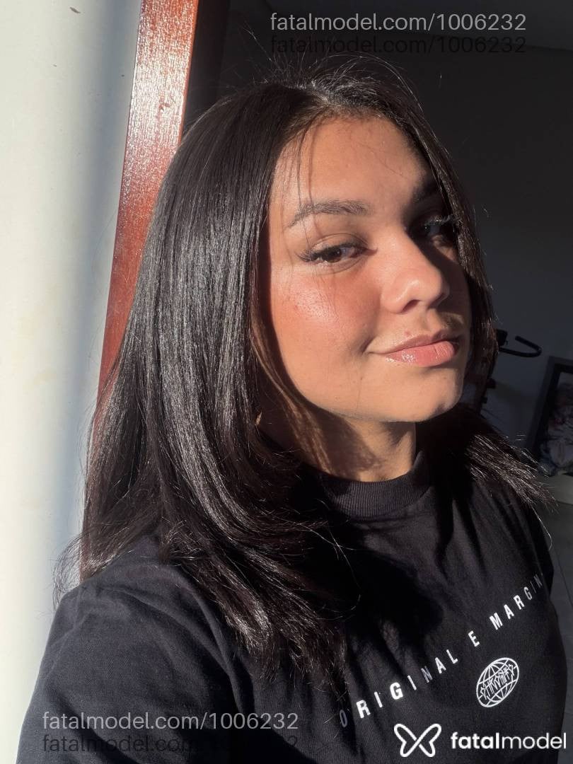Acompanhante mulher loira (o) de olhos verdes - Cachinhoss