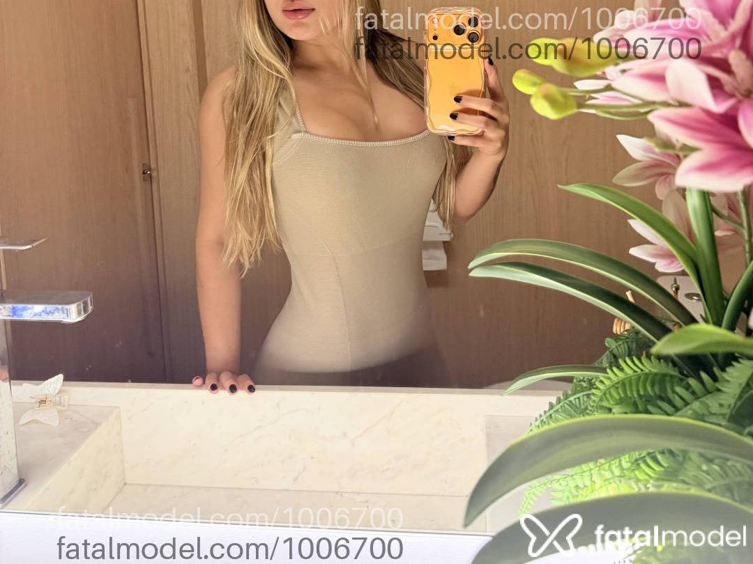 Acompanhante mulher loira (o) de olhos castanhos - Tiffany