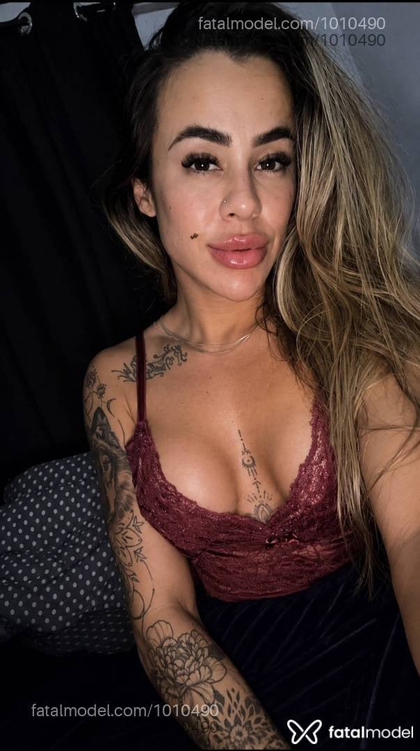 Acompanhante mulher loira (o) de olhos pretos - Alice Montenegro