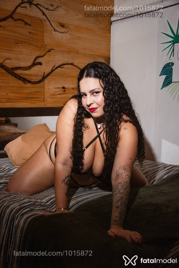 Acompanhante mulher com cabelo castanho de olhos castanhos em Ubatuba - Lorena Garcia