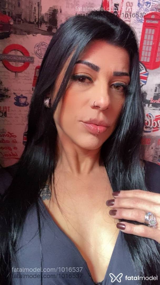 Acompanhante mulher morena (o) de olhos castanhos - Lívia