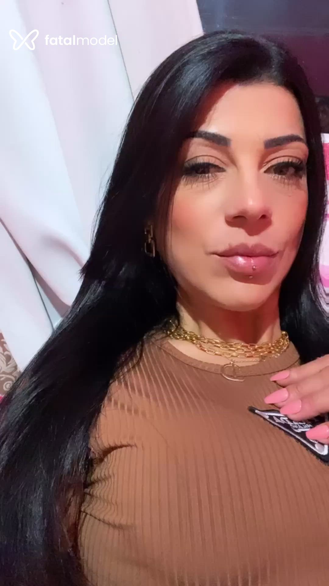 Acompanhante mulher morena (o) de olhos castanhos - Lívia