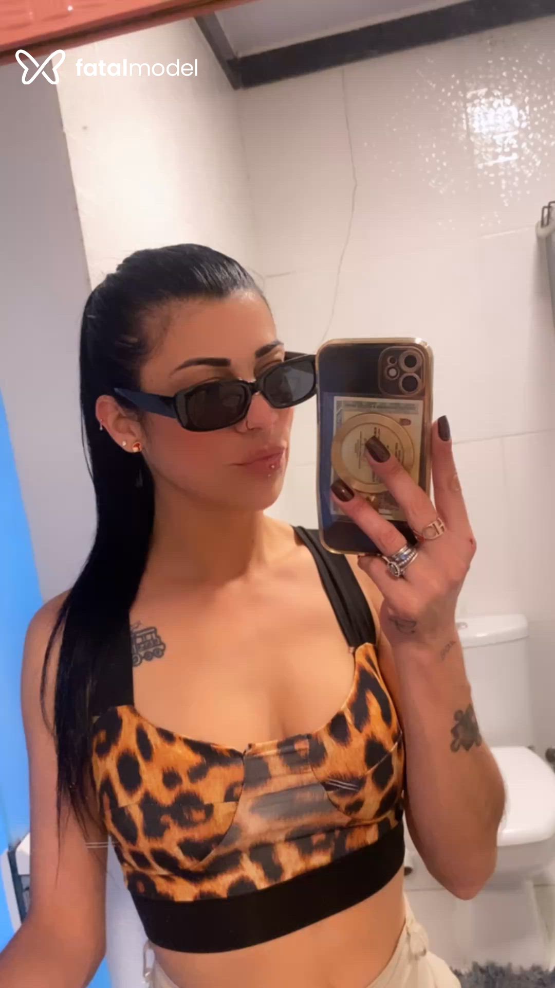 Acompanhante mulher morena (o) de olhos castanhos - Lívia