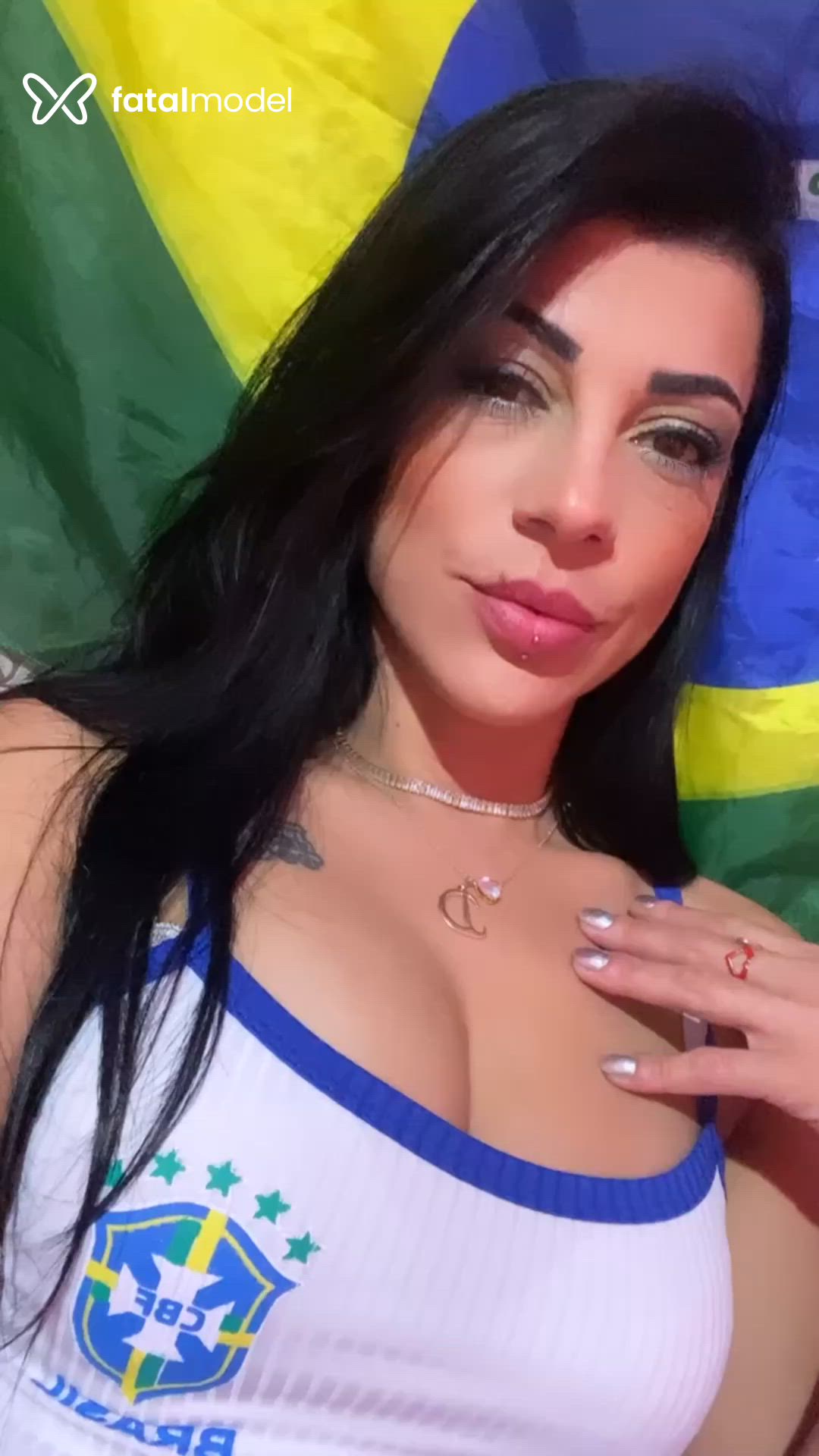 Acompanhante mulher morena (o) de olhos castanhos - Lívia